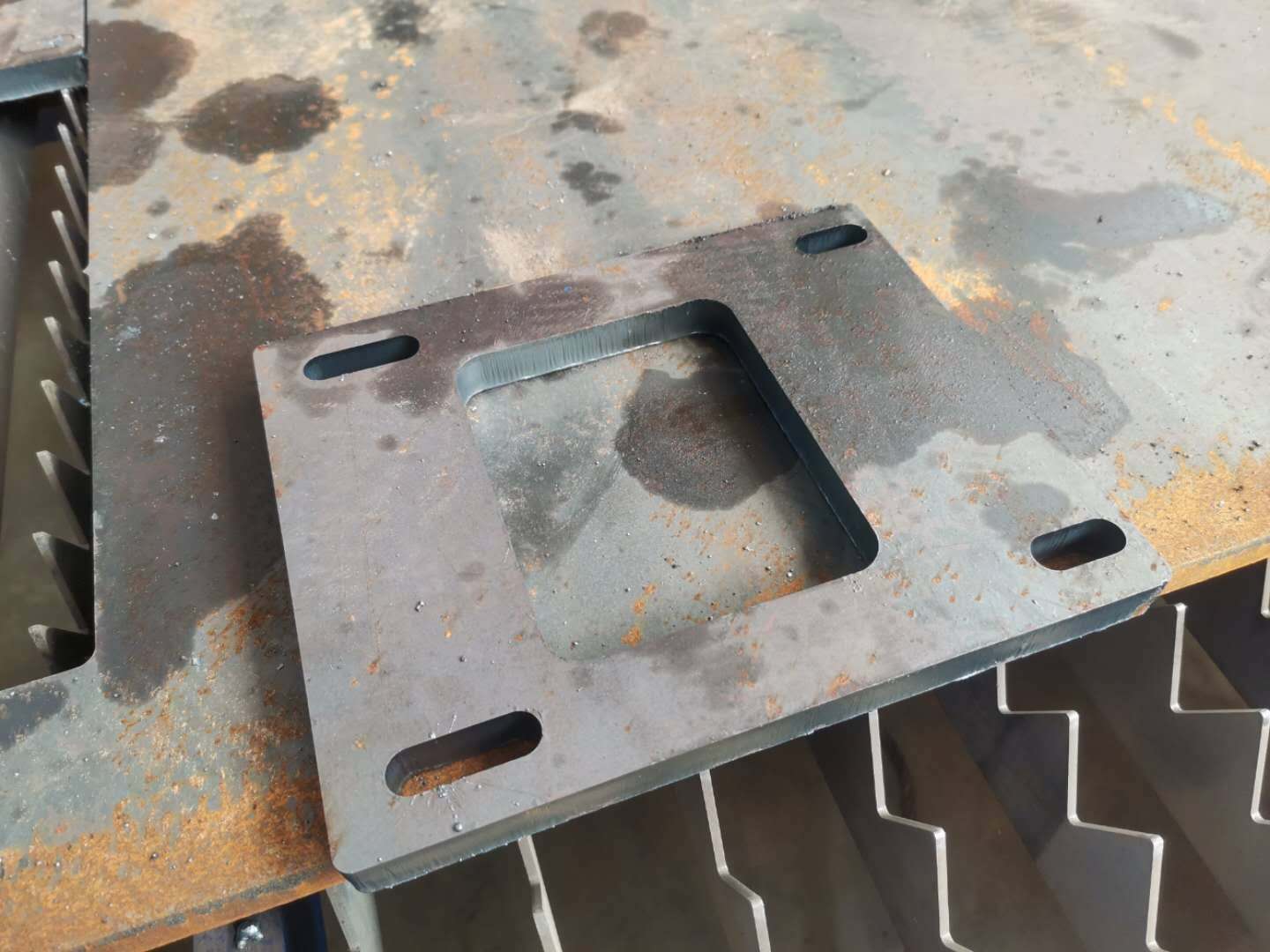 光纖激光切割機(jī)在鈑金工業(yè)中起著重要的作用